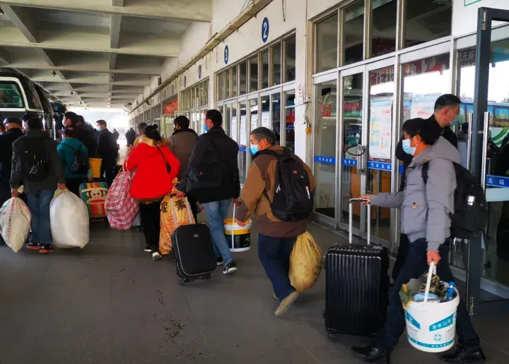 高鐵時代 他們仍坐大巴車返鄉過年