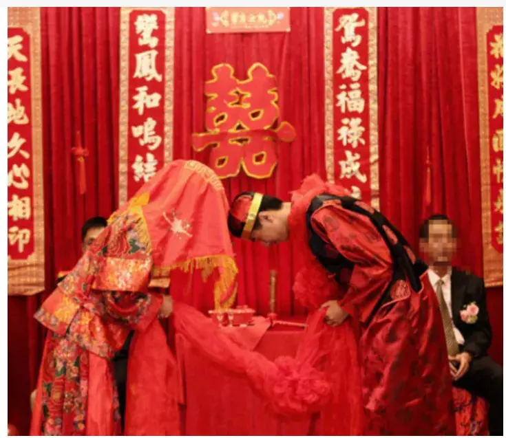 多名男子推倒新娘鬧元宵 村委會回應