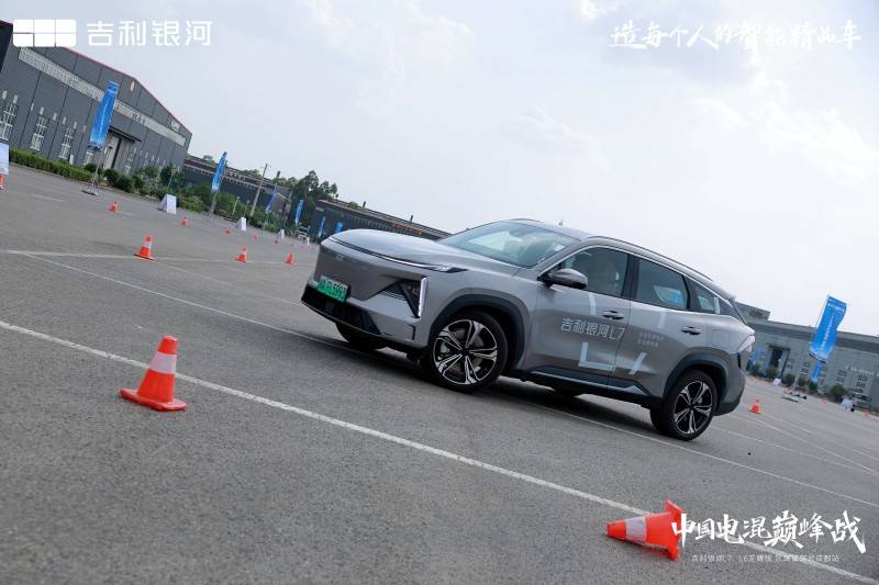 吉利銀河L7、L6龍騰版對比試駕會(huì)成都站圓滿落幕