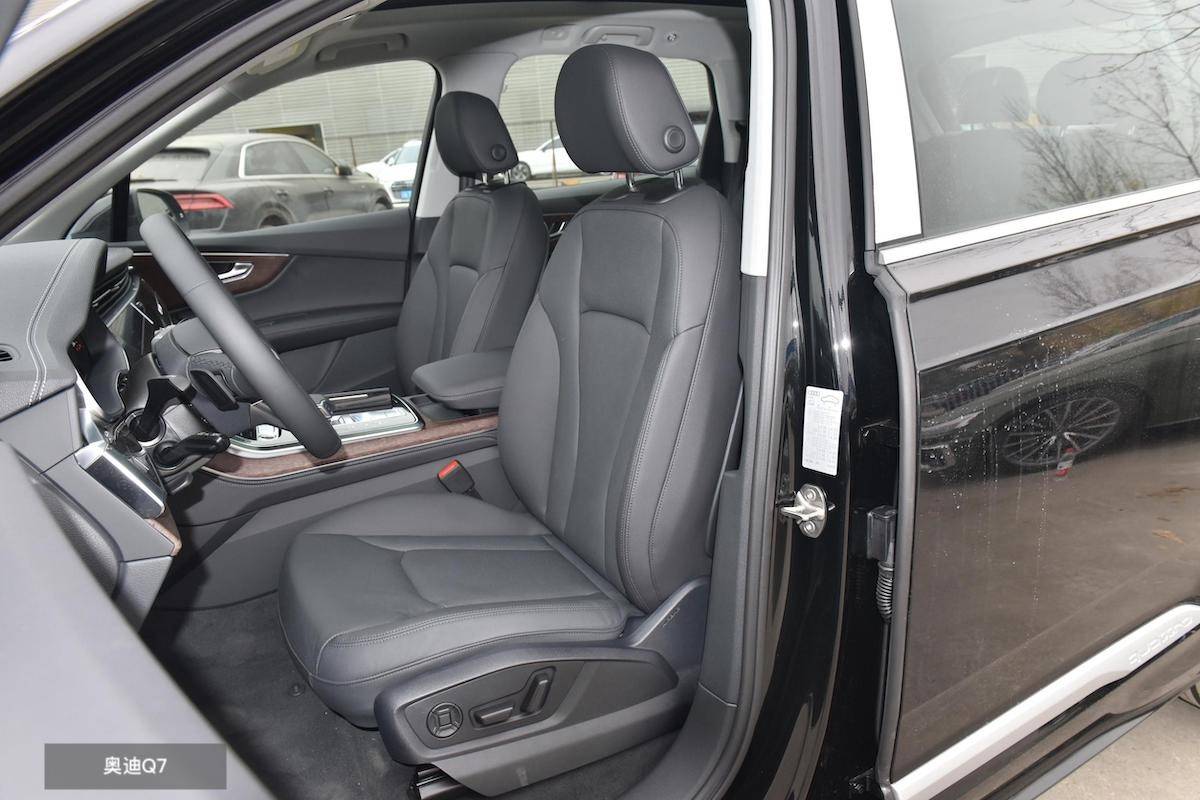 預算60萬買豪華SUV,林肯飛行家對比奧迪Q7,究竟誰更勝一籌?