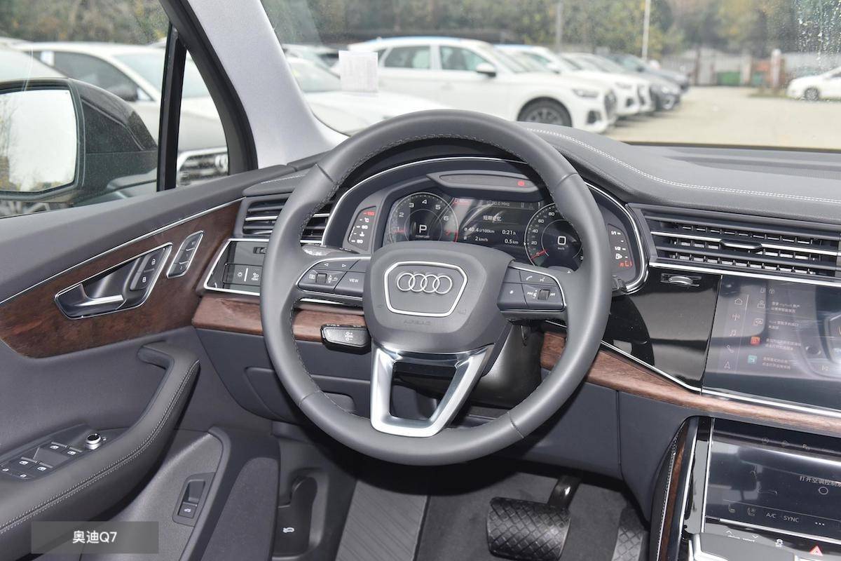 預算60萬買豪華SUV,林肯飛行家對比奧迪Q7,究竟誰更勝一籌?