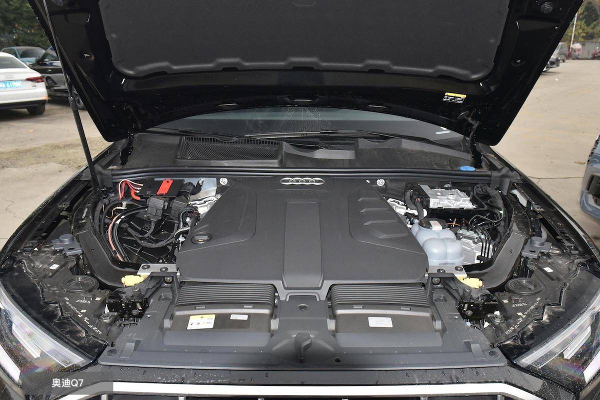 預算60萬買豪華SUV,林肯飛行家對比奧迪Q7,究竟誰更勝一籌?