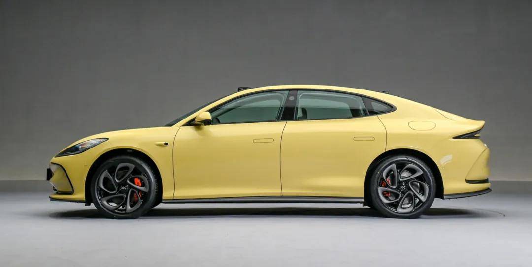 拋開(kāi)輿論爭(zhēng)議,智己L6產(chǎn)品力能挑戰(zhàn)小米SU7嗎?