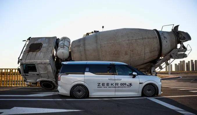 “32米高空墜落”,奇瑞也玩花活,網(wǎng)友:好好賣車不行?