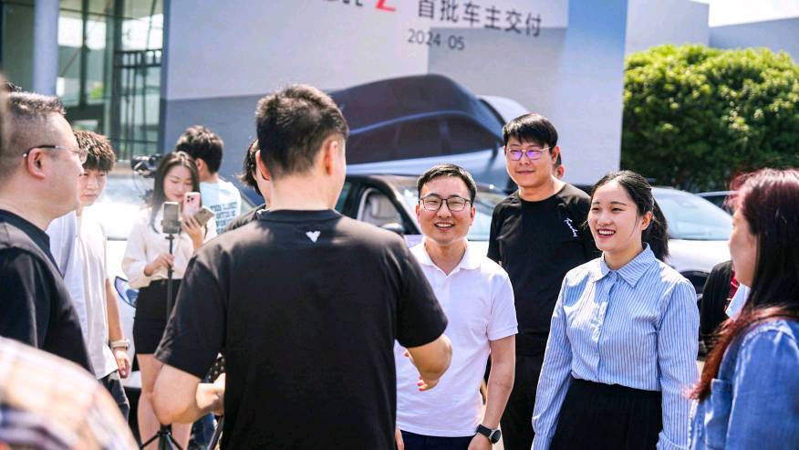 “卷產(chǎn)品”又“卷服務(wù)” 哪吒汽車CEO張勇保姆式服務(wù)到底