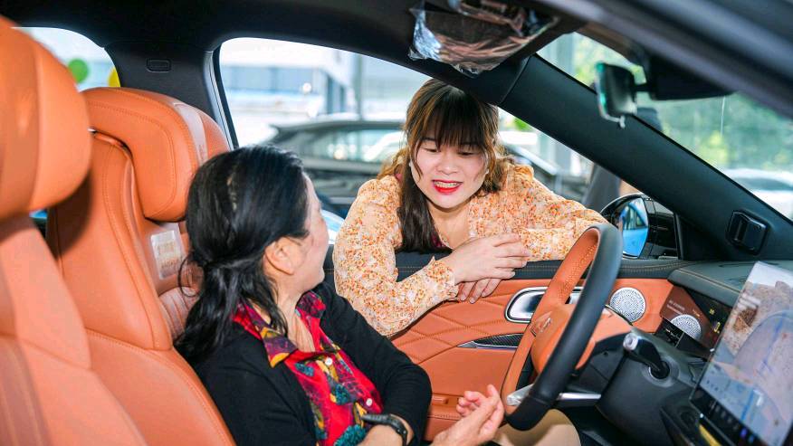 “卷產(chǎn)品”又“卷服務(wù)” 哪吒汽車CEO張勇保姆式服務(wù)到底