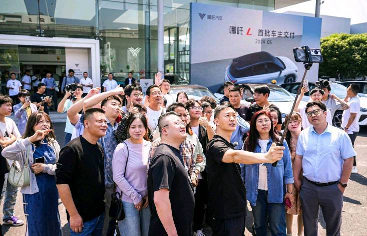 “卷產(chǎn)品”又“卷服務(wù)” 哪吒汽車CEO張勇保姆式服務(wù)到底