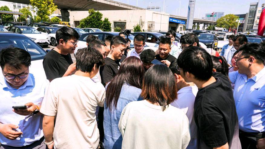 “卷產(chǎn)品”又“卷服務(wù)” 哪吒汽車CEO張勇保姆式服務(wù)到底