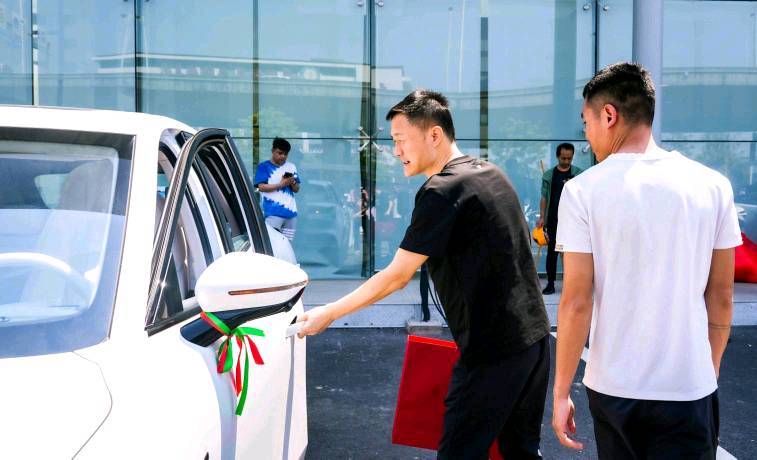 “卷產(chǎn)品”又“卷服務(wù)” 哪吒汽車CEO張勇保姆式服務(wù)到底