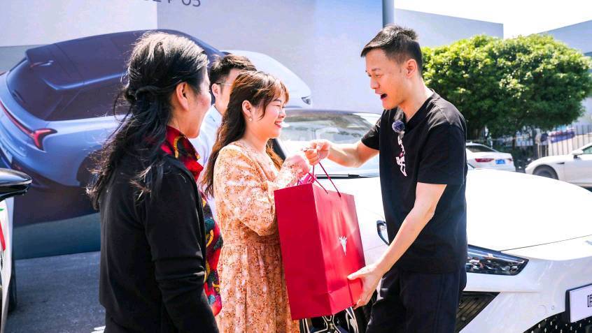 “卷產(chǎn)品”又“卷服務(wù)” 哪吒汽車CEO張勇保姆式服務(wù)到底