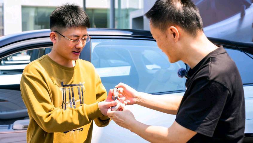 “卷產(chǎn)品”又“卷服務(wù)” 哪吒汽車CEO張勇保姆式服務(wù)到底