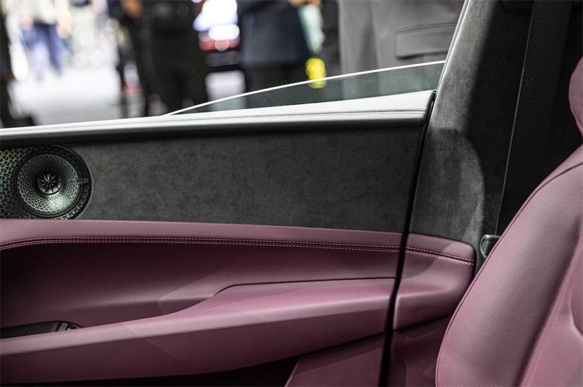 被紅旗、寶馬、賓利同時選中的Alcantara內(nèi)飾材料是什么來頭?