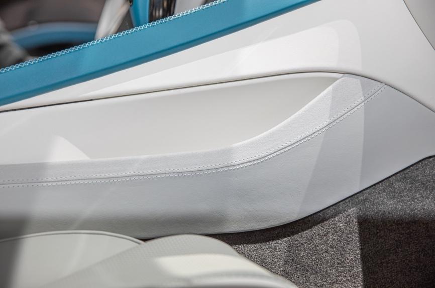 被紅旗、寶馬、賓利同時選中的Alcantara內(nèi)飾材料是什么來頭?