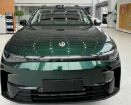 零跑C16實車現身,定價還是要攪局,大電視小桌板,六座布局