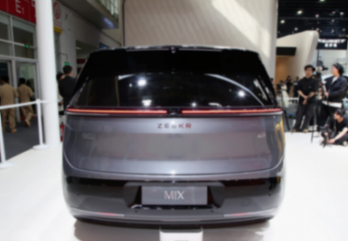 極氪MIX亮相粵港澳車展,對(duì)開(kāi)側(cè)滑門(mén)沒(méi)B柱,座椅面對(duì)面有意思