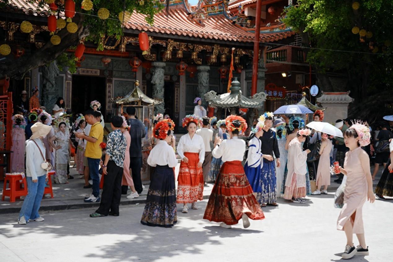 探訪網紅城市泉州:滿城盡是簪花人