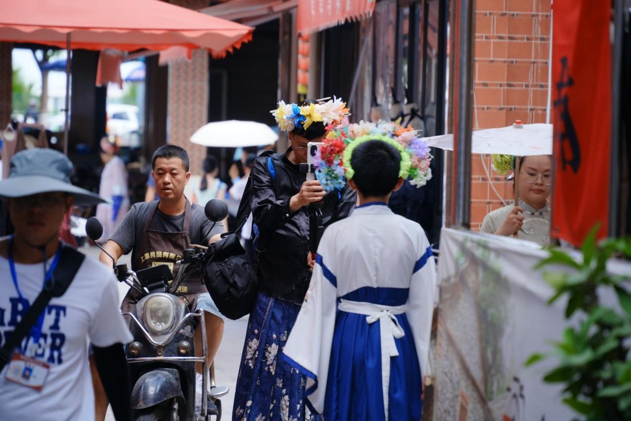 探訪網紅城市泉州:滿城盡是簪花人