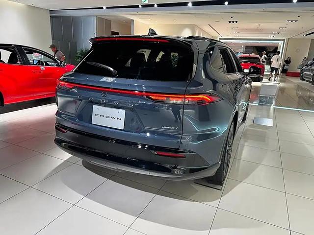 豐田皇冠SUV終于登場，混動引擎更給力，霸氣側漏-有駕