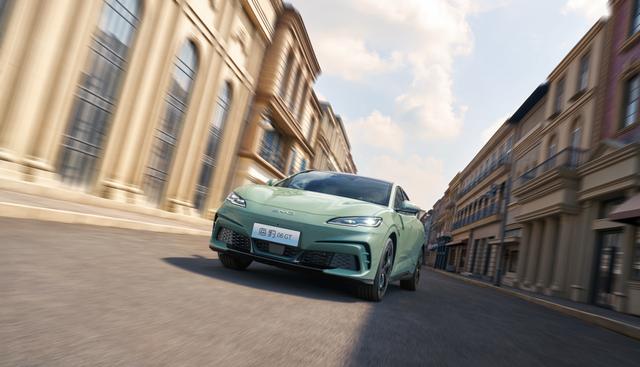 年輕人的第一臺(tái)GT比亞迪海豹06GT 正式上市,售價(jià)13.68萬元-18.68萬元-有駕 年輕人的第一臺(tái)GT比亞迪海豹06GT 正式上市,售價(jià)13.68萬元-18.68萬元-有駕