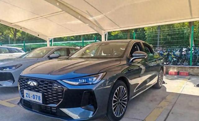 實力不輸秦L,奇瑞風云A8L街頭實拍圖曝光,預計10萬內起售-有駕 實力不輸秦L,奇瑞風云A8L街頭實拍圖曝光,預計10萬內起售-有駕