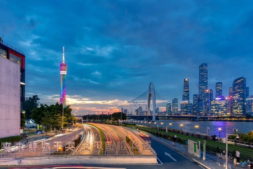 新能源汽車?yán)顺毕拢瑥V州重慶誰將問鼎中國汽車第一城?