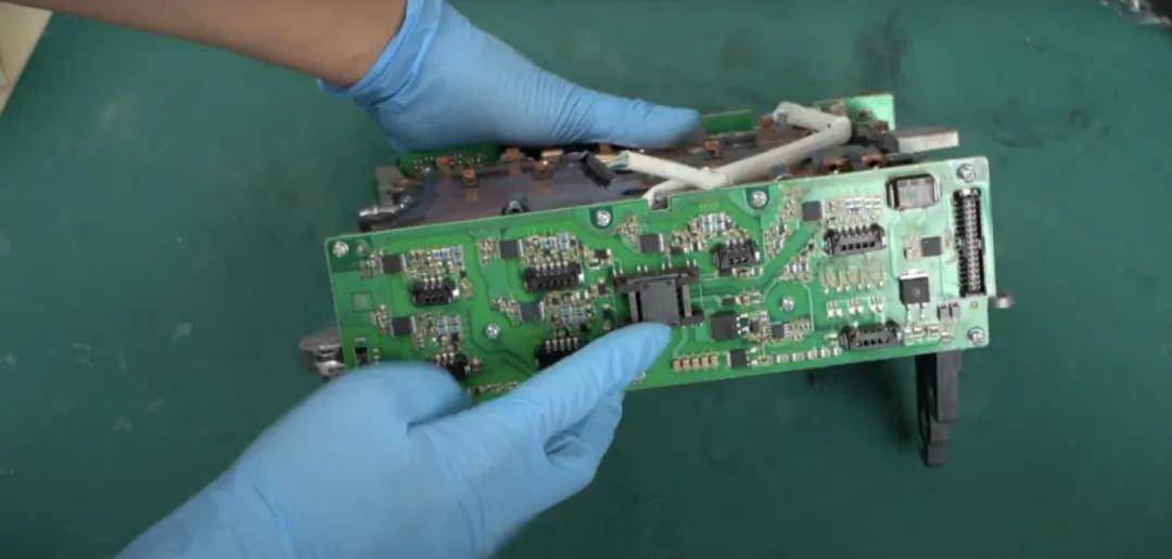 拆解奧迪e-tron逆變器:一個德國車居然用上了日本的模塊