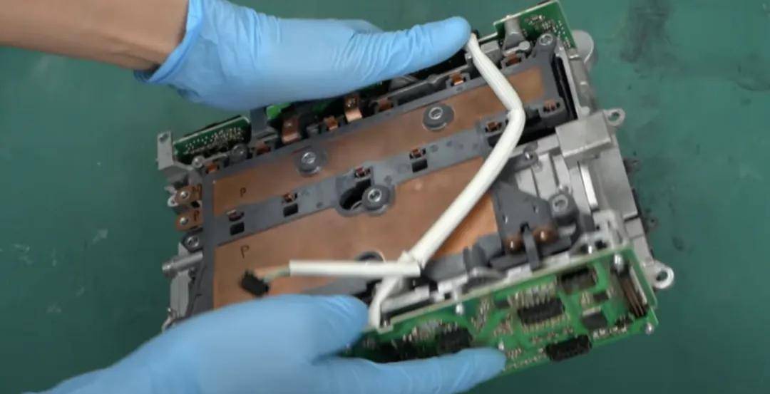 拆解奧迪e-tron逆變器:一個德國車居然用上了日本的模塊