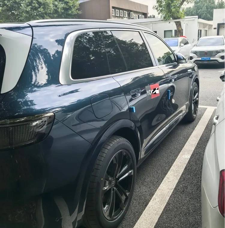 問界M8實車上路,只比問界M9小一點,標配雙電機+激光雷達