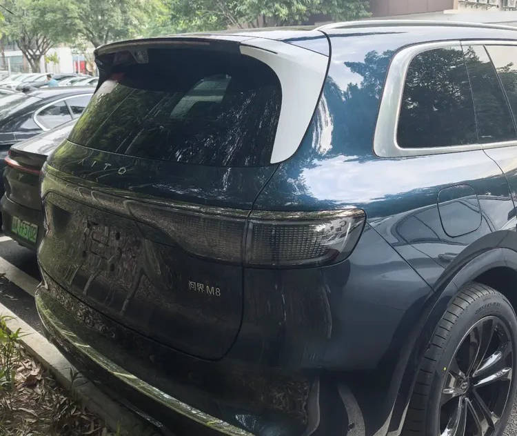 問界M8實車上路,只比問界M9小一點,標配雙電機+激光雷達