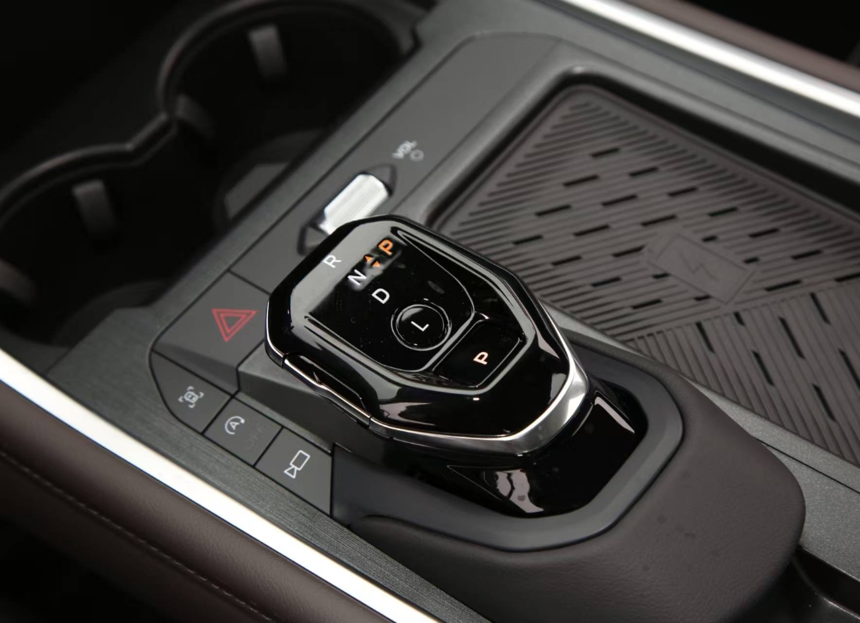 2025c年了,國補延續還糾結買啥車?大7座+2.0T混動,這車真實用!