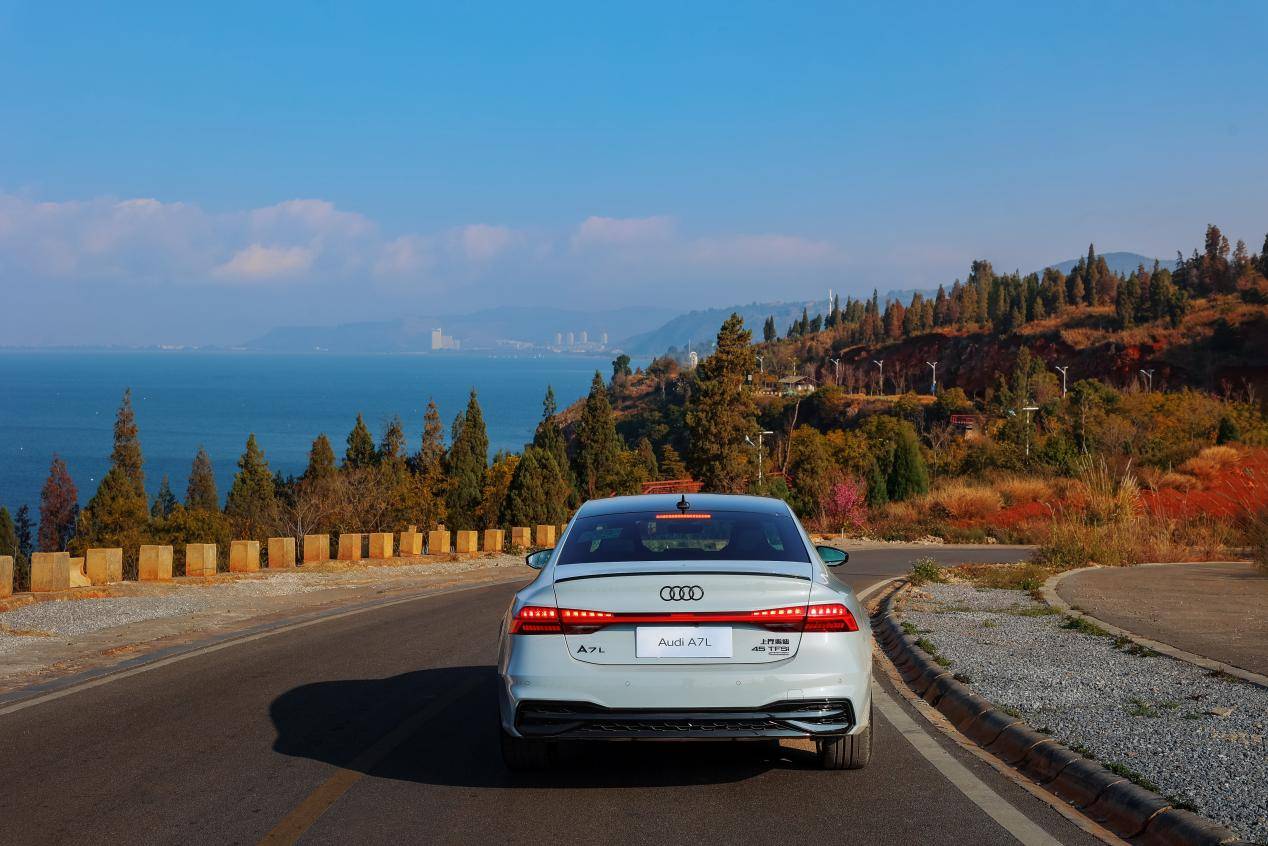 拒絕刻板印象 上汽奧迪A7L VS寶馬5系誰更值得?