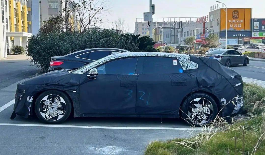 領(lǐng)克、極氪2025新車規(guī)劃,3款大型SUV,2款獵裝,極氪混動來了