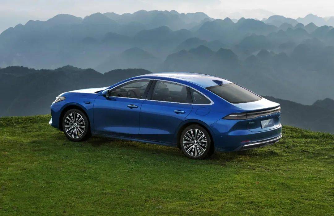 8.18萬起,入門即高配,2.67L油耗,續航2100km,三電終身質保