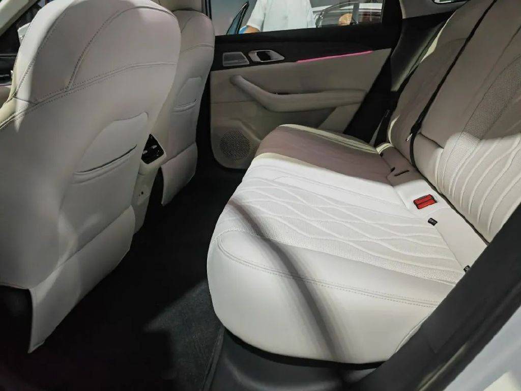 27分鐘訂單破萬:吉利銀河A7如何重構10萬級家轎體系