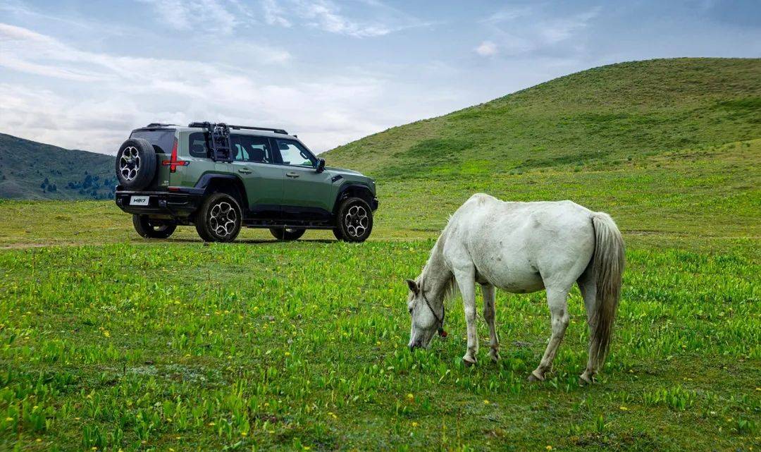 猛士M817上市,其中猛士M817 Pro版上市指導(dǎo)價(jià)31.99萬(wàn)元,猛士M817 Max版上市指導(dǎo)價(jià)34.99萬(wàn)元