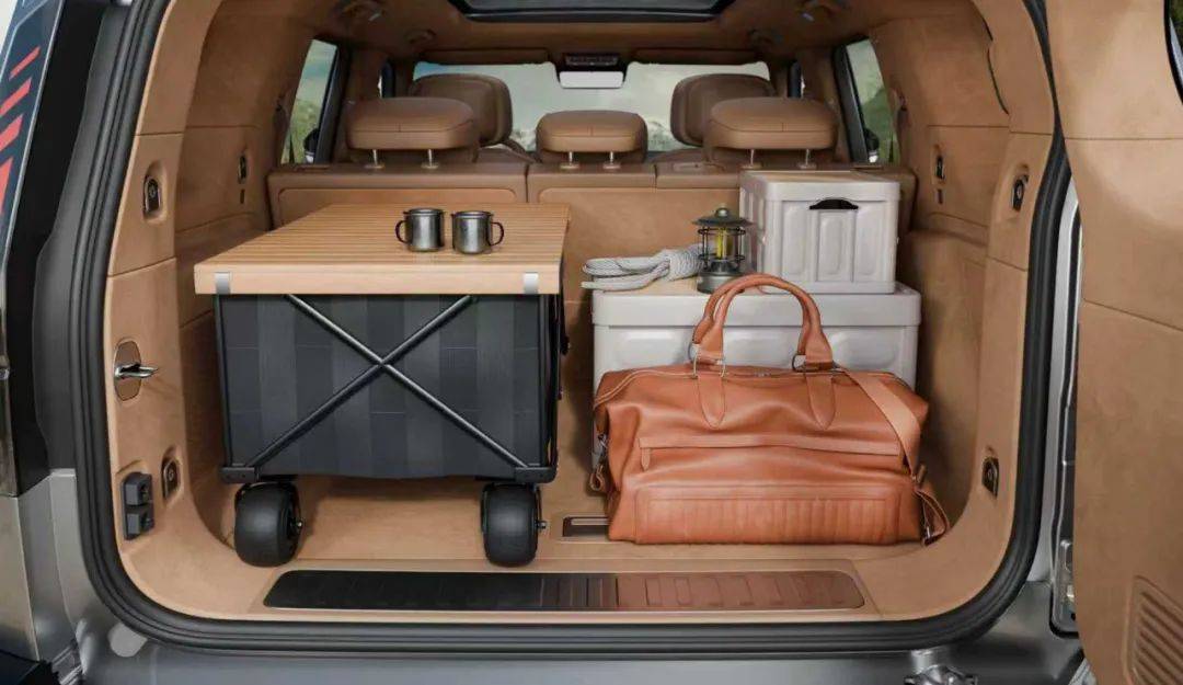 猛士M817上市,其中猛士M817 Pro版上市指導(dǎo)價(jià)31.99萬(wàn)元,猛士M817 Max版上市指導(dǎo)價(jià)34.99萬(wàn)元