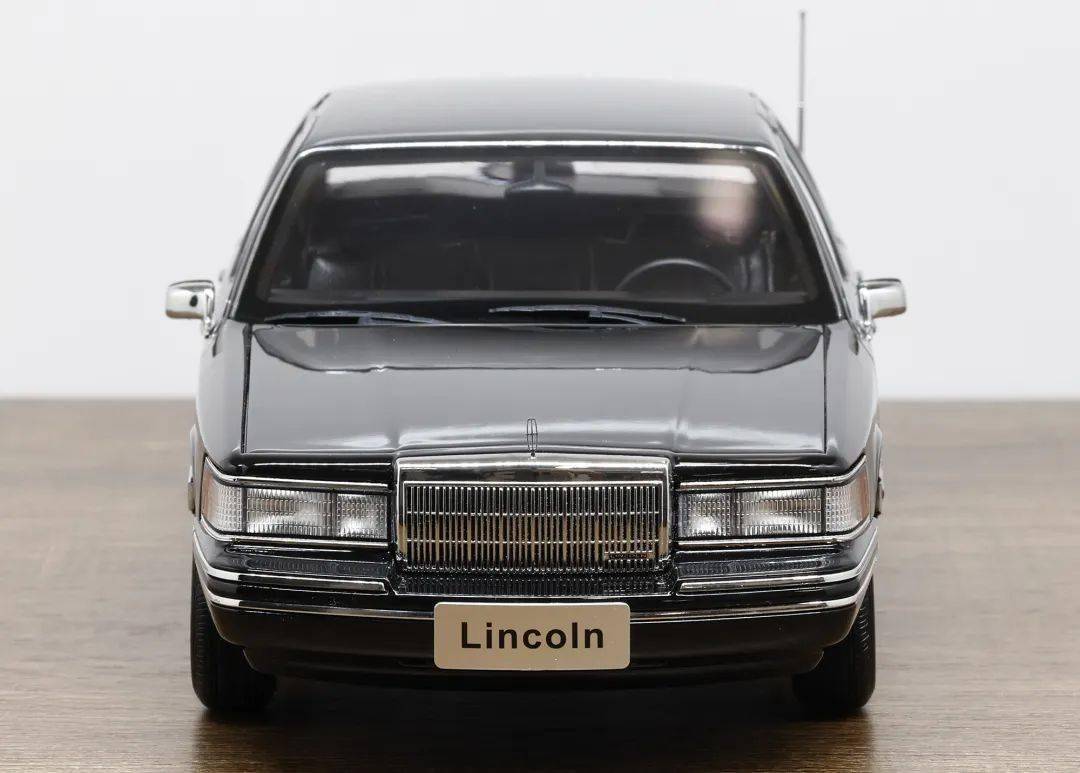 來(lái)自漂亮國(guó)的西裝友:二代Town Car