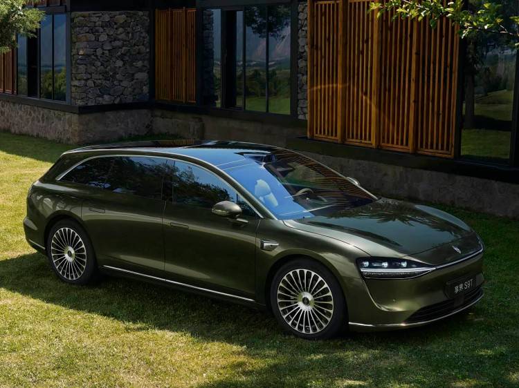 華系首款旅行車享界S9T在前兩天正式開啟預售,推出增程和純電兩種動力形式,帶來6款車型,預售價32.8-38.8萬元