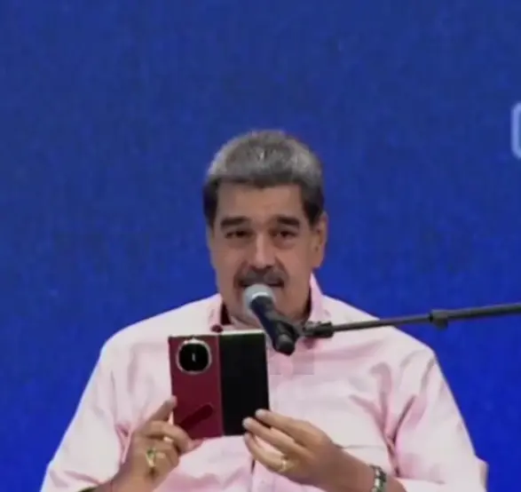 委內瑞拉總統再秀中國華為手機:世界上最好的手機 美國佬竊聽不了 委內瑞拉總統再秀中國華為手機:世界上最好的手機 美國佬竊聽不了