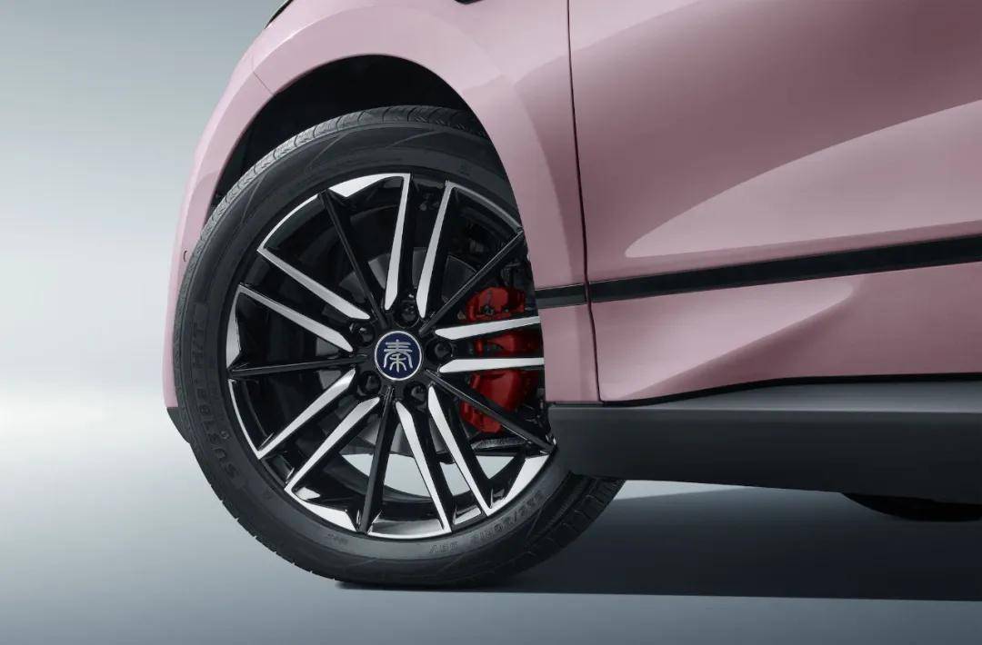 秦L EV云輦型:12.98萬(wàn)拿下夢(mèng)幻新色和爆胎穩(wěn)行