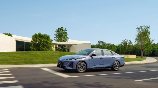 長安第四代逸動上市，搭載天樞智能座艙+新藍鯨動力，7.29萬元起！