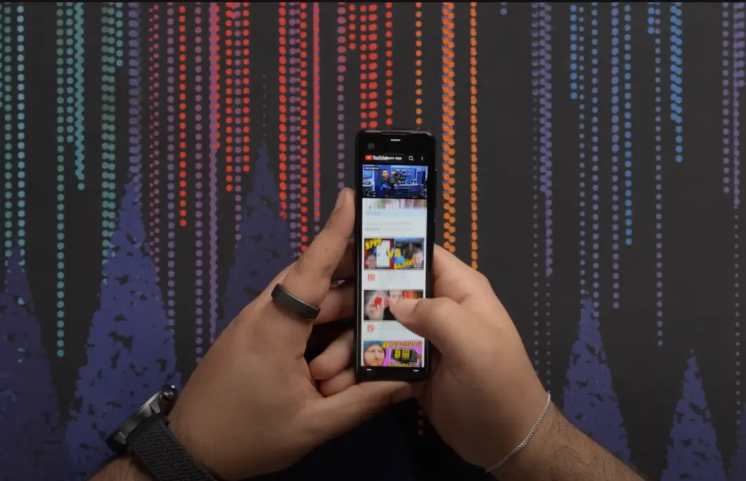 采用了“糖果棒”造型設計的Essential Project Gem PH-2手機,而設計這款“遙控器手機”的人,正是大名鼎鼎的Android之父——安迪·魯賓