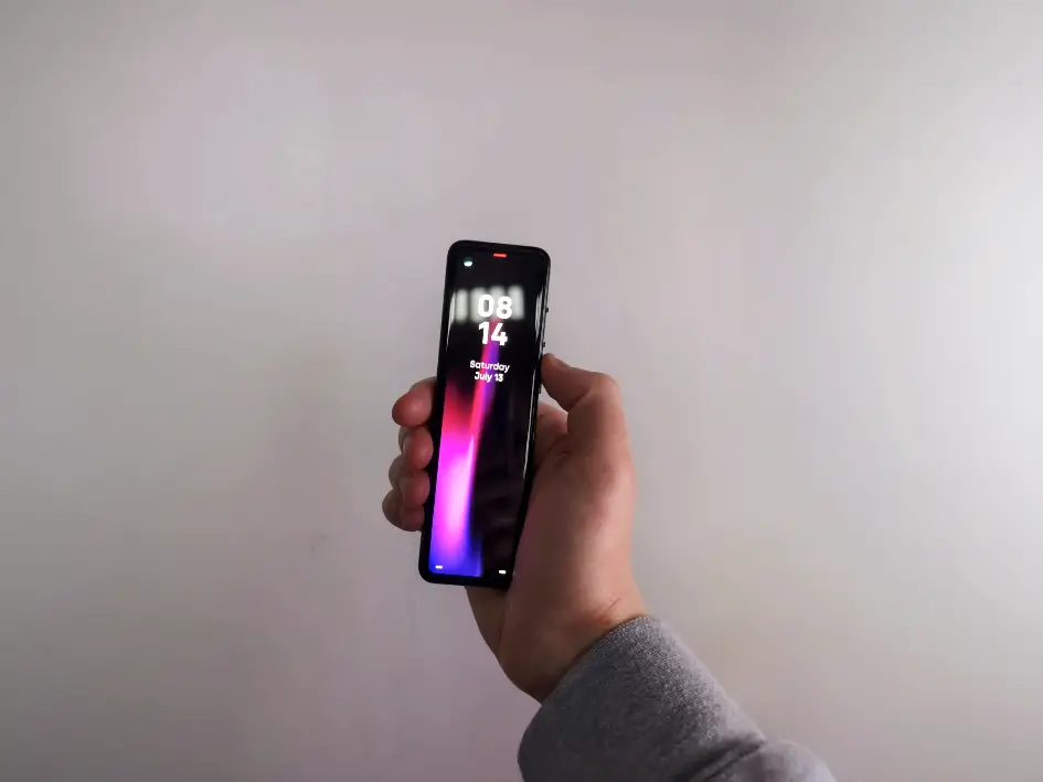 采用了“糖果棒”造型設計的Essential Project Gem PH-2手機,而設計這款“遙控器手機”的人,正是大名鼎鼎的Android之父——安迪·魯賓