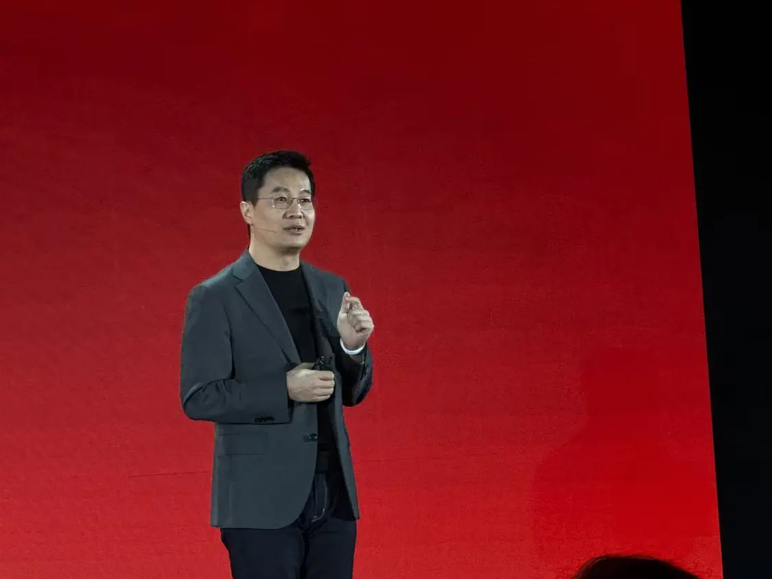 盧偉冰:小米做到了“真首發當日達”,上午高通發布處理器,晚上小米就發布手機